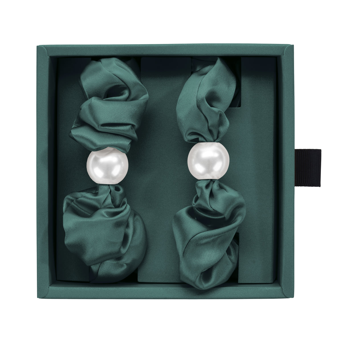 Emerald Blissy Pearl Scrunchies Close-Up – Blissy 22 Momme Silk
