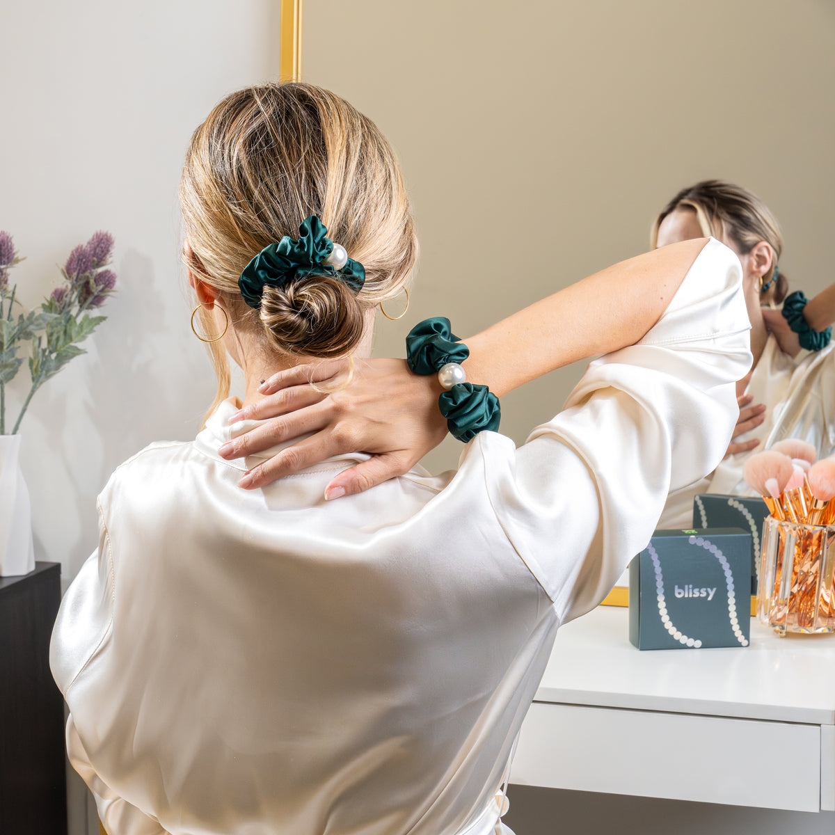 Blissy Emerald Blissy Pearl Scrunchies Lifestyle – Mulberry Silk
