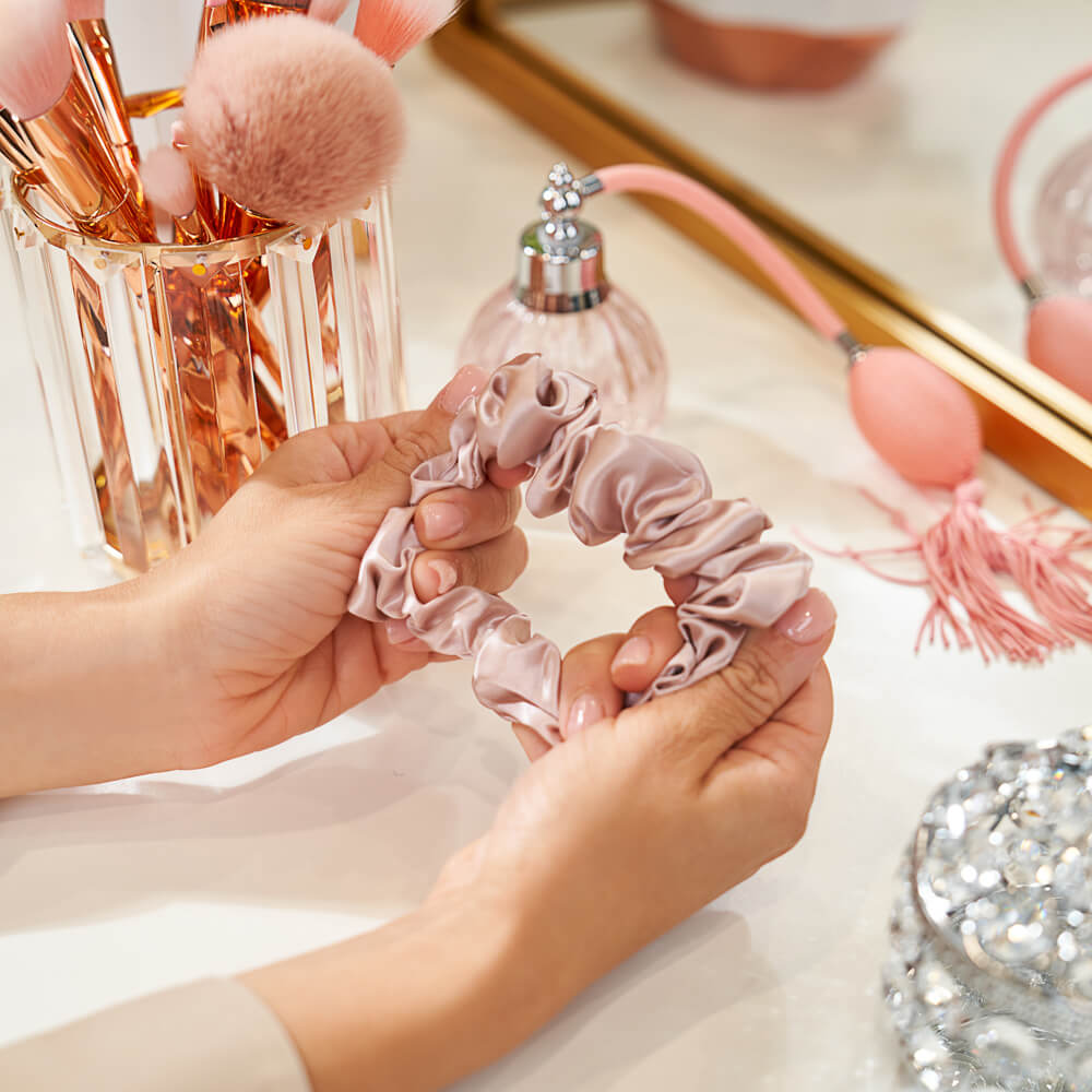 Blissy Pink Blissy Scrunchies Lifestyle – Mulberry Silk