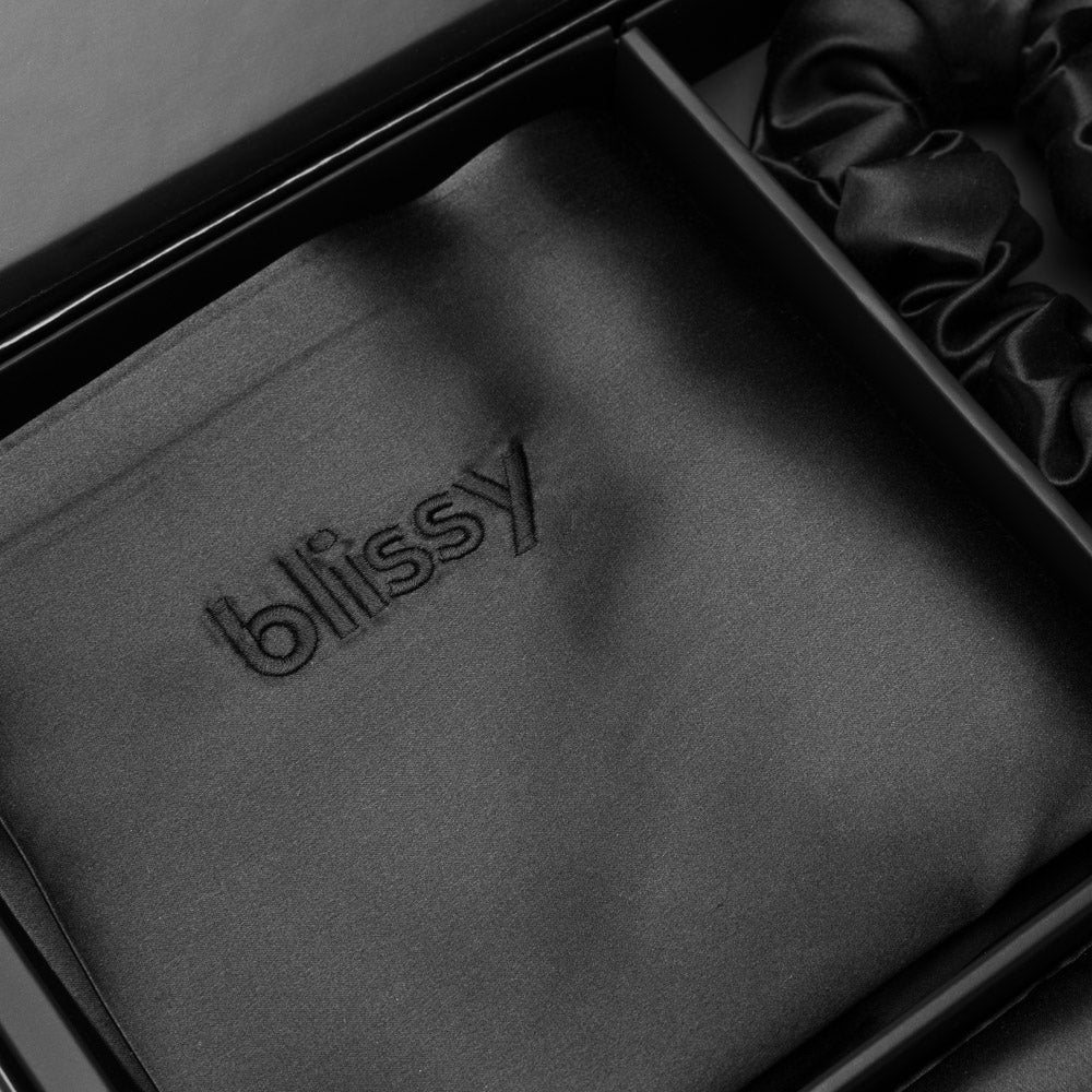 Black Blissy Dream Set Close-Up – Blissy 22 Momme Silk